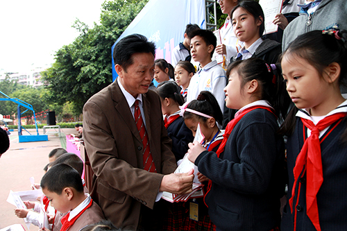 07、圖為開學典禮上戴桓標校長為學生頒發(fā)&rdquo;遠恒佳獎學金&ldquo;