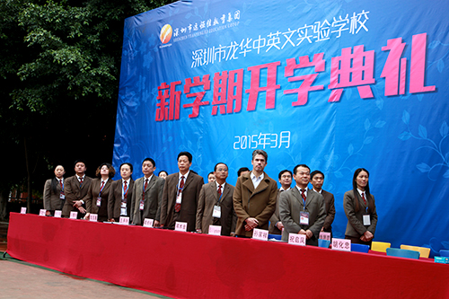 02、圖為開學典禮升國旗時學校干部行注目禮