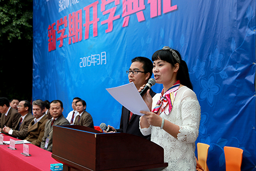 04、圖為開學典禮時胡化忠、祝啟鳳主任進行活動主持