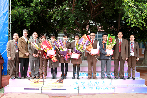 06、圖為開學典禮時學校頒獎領導與優(yōu)秀教職工合影