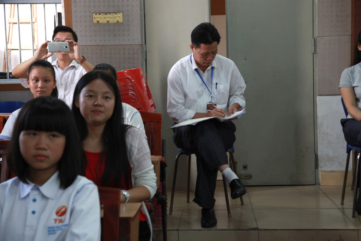 04.圖為參加聽講座的學(xué)校戴桓標(biāo)校長在認(rèn)真記筆記