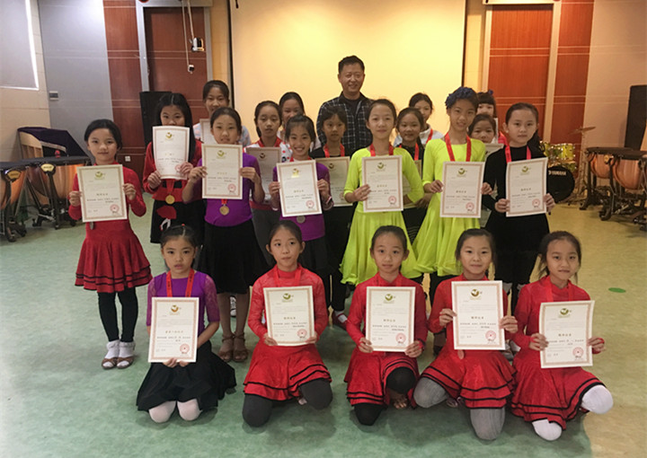 拉丁舞學(xué)員收獲考級證書，付出終有回報