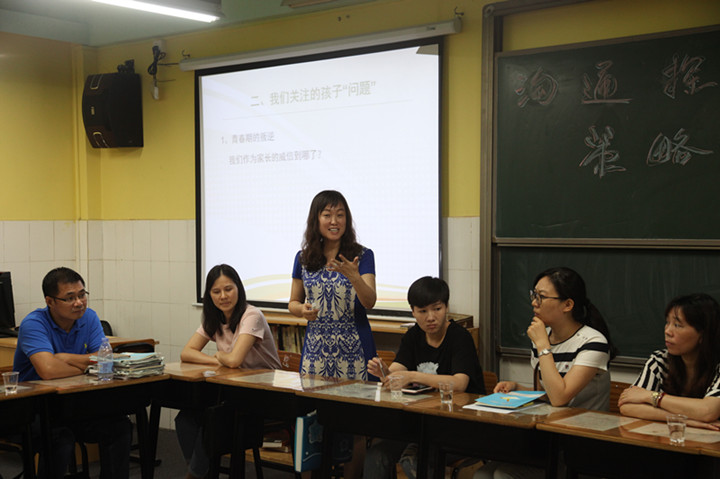 爭當這樣的家長：為孩子做表率，與學校共育才——深圳市龍華中英文實驗學校初中部家長會圓滿召開