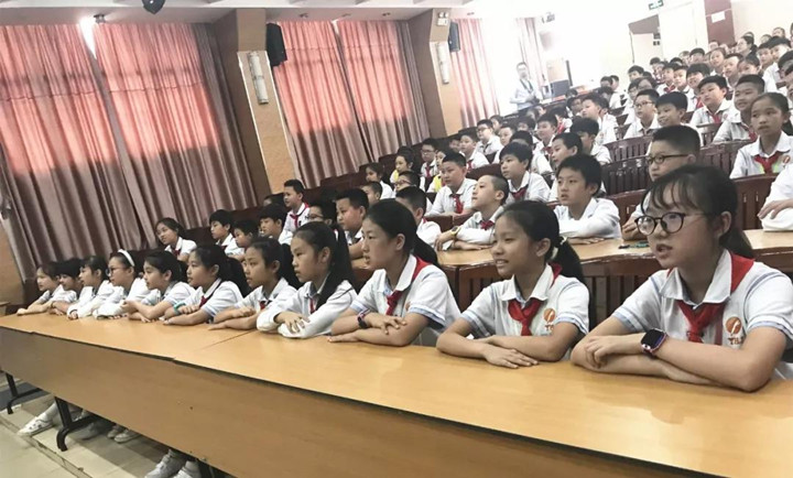 普法教育走進中英文，做新時代合格小公民