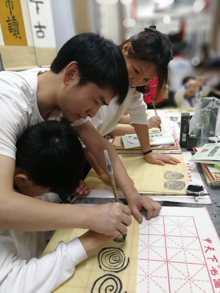 親子同練，家校共建，龍華中英文“家長社團”有聲有色