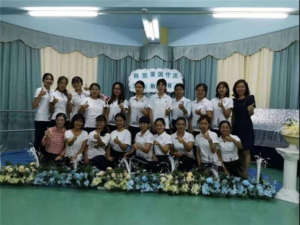 自覺(jué)愛(ài)國(guó)守法，潛心教書(shū)育人